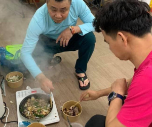 Hé lộ 'căn bếp dã chiến' của Táo Quân lúc 2 giờ sáng: Tự Long buồn ngủ díp cả mắt vẫn cố gắng vì khán giả