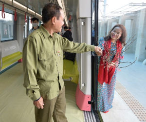 Ảnh, clip: Người Hà Nội hào hứng tham quan đoàn tàu metro đầu tiên Nhổn - ga Hà Nội