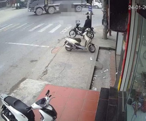 Clip: Tông trực diện vào xe ben giữa ngã tư, hai cô cháu tử vong thương tâm