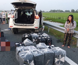Truy bắt 2 vợ chồng bỏ ôtô biển số giả trên đường cao tốc để chạy thoát thân