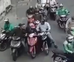 Clip: Giữa ban ngày, nhóm đàn ông bày trò với một phụ nữ ở quận 11