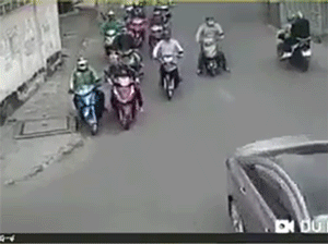 Khoảnh khắc người phụ nữ bị nhóm đối tượng vây xe, dàn cảnh trộm tài sản trên phố Sài Gòn