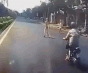 Video: Cố tình tạt đầu ôtô, người đàn ông gặp ngay CSGT và cái kết khiến nhiều người hả hê