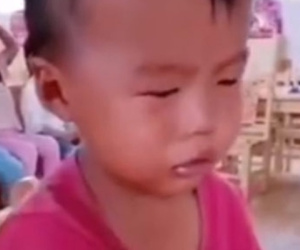 Ngày đầu tiên đi học mẫu giáo, cậu bé khóc lóc chán chê 1 hồi rồi có hành động 'ngoài sức tưởng tượng' khiến ai cũng phải cười bò