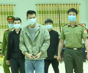 Bàn giao ba người Trung Quốc nhập cảnh trái phép cho công an xử lý
