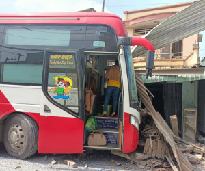 Bị xe khách tông trúng khi đang... nấu ăn trong nhà