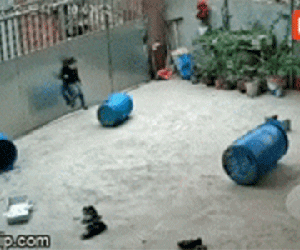 Đứa trẻ gặp tai nạn kinh hoàng khi đang chơi trên sân nhà