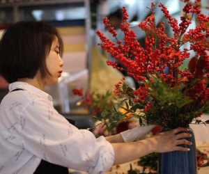 Đào đông đỏ, trâu vàng hàng chục triệu chơi Tết