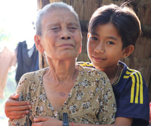 Bố mẹ bỏ rơi, bé trai 13 tuổi đi nhặt củi dừa, bán vé số nuôi bà nội mù lòa: 'Con ước được ăn no, không phải nhịn đói nữa'