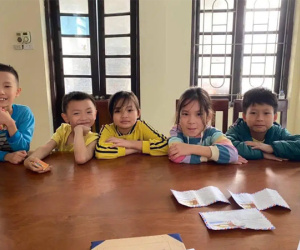 5 học sinh tiểu học đến công an trình báo nhặt được 3 phong bì có số tiền lớn
