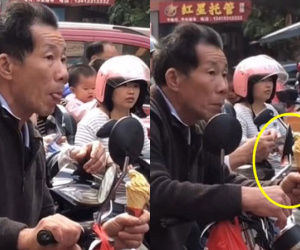 Háo hức chờ đón cháu tan trường, người đàn ông cầm một thứ trên tay khiến dân mạng xúc động