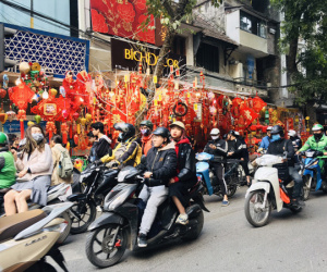 Phố Hàng Mã nhuộm sắc đỏ, nhộn nhịp trước Tết Nguyên đán 2021
