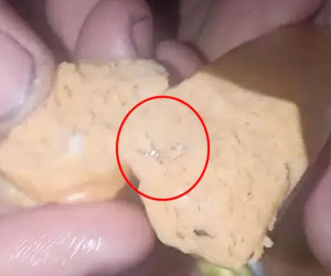 Người đàn ông khiến cư dân mạng sốc vì bẻ đôi cây xúc xích toàn mẩu sắt bên trong