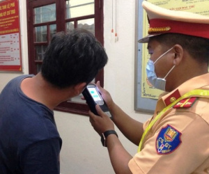 Đang lái ô tô tìm chỗ ‘bay lắc’ thì bị 911 phát hiện
