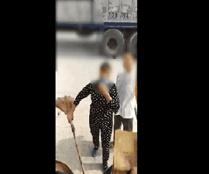 Nữ chủ quán vác chổi đòi tài xế đỗ ô tô trước cửa 100 nghìn: 'Cởi áo cho quay này, có đưa tiền không?'