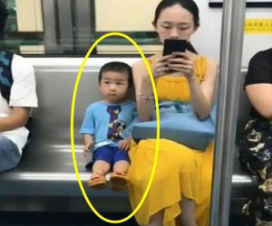 Dẫn theo con nhỏ đi tàu điện ngầm, người mẹ 'cắm đầu' vào điện thoại nhưng hành động của đứa bé lại khiến người xung quanh nức nở khen 'khéo dạy'