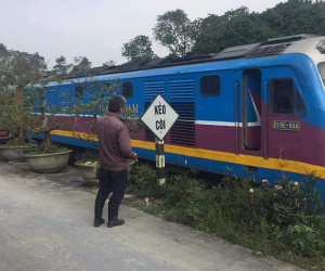 Đi bộ trên đường sắt, người phụ nữ bị tàu hỏa tông chết thảm