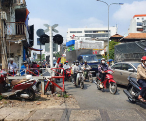 Nam shipper chạy xe máy lao đầu vào tàu hỏa