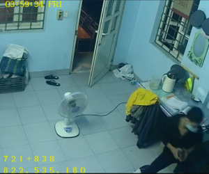 Thanh niên dùng móc quần áo mở cửa nhà gác chắn đường tàu để trộm cắp tài sản