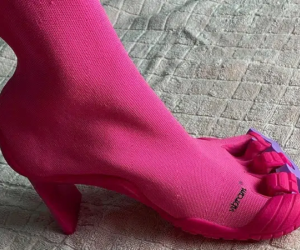 Balenciaga khiến dân mạng hết hồn khi trình làng đôi boots 30 triệu màu hồng chóe đủ 5 ngón như găng rửa bát