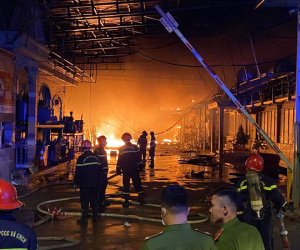 Kho vải hàng trăm m2 cháy nguyên đêm ở Sài Gòn: Nhiều nhà dân bị cháy sém, phải đi ngủ nhờ