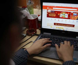 Chợ mạng đầy ngập hàng Tết