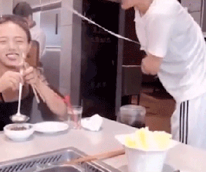 Múa mì quấn luôn cổ khách nhưng anh chàng đầu bếp vẫn được bỏ qua vì một lý do