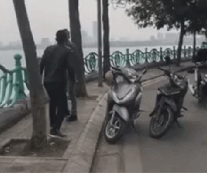 Chồng đi đánh ghen, bị nhân tình của vợ đấm túi bụi