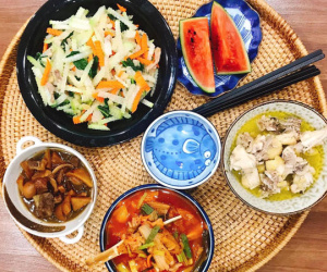 Mẹ trẻ khoe loạt mâm cơm không ngon không lấy tiền, nhà chỉ 2 người mà ăn ngon như khách sạn