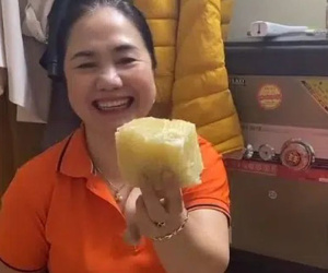 Xung phong bổ bưởi nhưng tác phẩm của cô gái lại khiến mẹ khóc không ra nước mắt