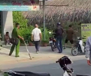 Bắt kẻ lao vào quán cà phê chém người như phim hành động