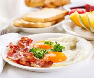 Ba thói quen ăn sáng âm thầm phá hoại dạ dày