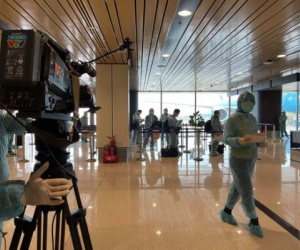 Xuất hiện tin giả trên MXH cảnh báo ekip chương trình 'Chiều cuối năm' của VTV là F1 ở sân bay Vân Đồn, BTV Thu Hà lên tiếng đính chính nhanh chóng