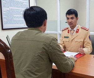 Video: Thanh niên đi xe máy lao theo đoàn phục vụ Đại hội Đảng XIII bị xử phạt