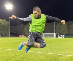 Khabib bất ngờ được CLB bóng đá gửi lời mời thi đấu, chỉ cần gật đầu là có hợp đồng chính thức