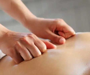 Bị đầy hơi, chướng bụng hay táo bón, chỉ cần day bấm 5 huyệt vị 'vàng mười' này là xong!