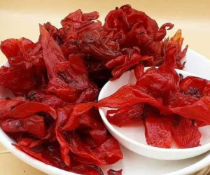 Nhiều loại mứt Tết lạ xuất hiện trên thị trường nhưng khách hàng vẫn 'ngại mua'