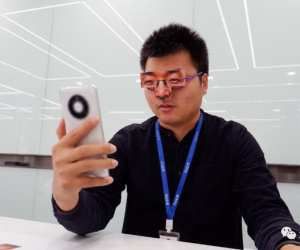 Một cặp kính giấy phá vỡ hệ thống nhận dạng khuôn mặt của 19 điện thoại Android, chỉ chịu thua trước iPhone