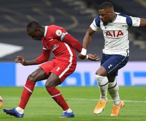 Bị Mourinho thay sớm, hậu vệ Tottenham nổi giận bỏ về giữa trận