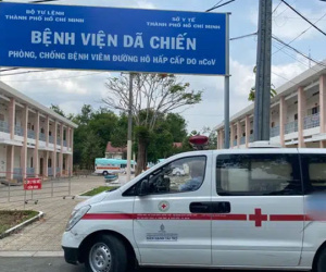 Bé gái 8 tuổi ở TP.HCM tái dương tính SARS-CoV-2 sau khi xuất viện được đưa đi cách ly cùng mẹ