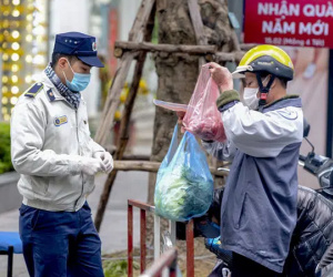 Ảnh: Người dân tiếp tế lương thực cho toà chung cư có người mắc COVID-19 ở Times City, Hà Nội