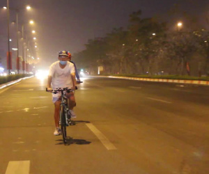 Video: Thấy CSGT, 'biker' khiêng xe đạp… vượt rào