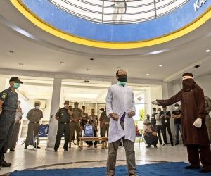 Indonesia: Hai người đàn ông bị phạt 160 roi vì quan hệ tình dục đồng tính