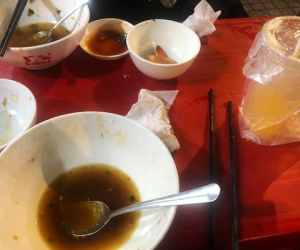Đi ăn hủ tiếu nhưng hết chỗ phải qua quán nước ngồi, cô gái ngỡ ngàng khi bị tính phí 10 nghìn tiền chỗ