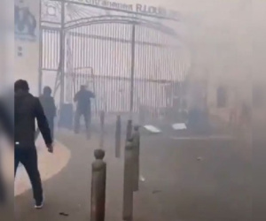 Ligue 1 hoãn trận vì hàng trăm fan tấn công sân tập