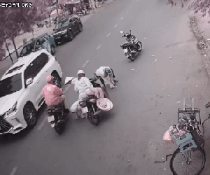Cô gái làm rơi 30 triệu, bị nhiều người 'hôi của': Bà bán nước đã trả lại thêm 15 triệu đồng