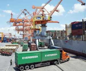 Việt Nam xuất siêu 1,3 tỷ USD trong tháng đầu năm