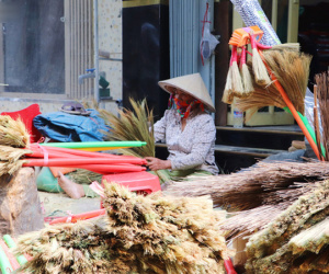 Những ngày bận rộn của xóm chổi đót duy nhất ở Sài Gòn: 'Tết đến rồi ai cũng sắm sửa, cả năm trời có được tháng này thôi'