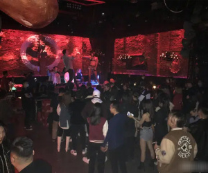 Hà Nội: Các quán bar, pub trên phố cổ vẫn đông nghịt khách, phòng dịch COVID-19 kiểu đối phó!