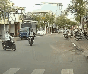 CLIP: Đâm vào cô gái ngã xuống đường, thanh niên ra hiệu 'đừng lại gần' khiến đối phương hoang mang
